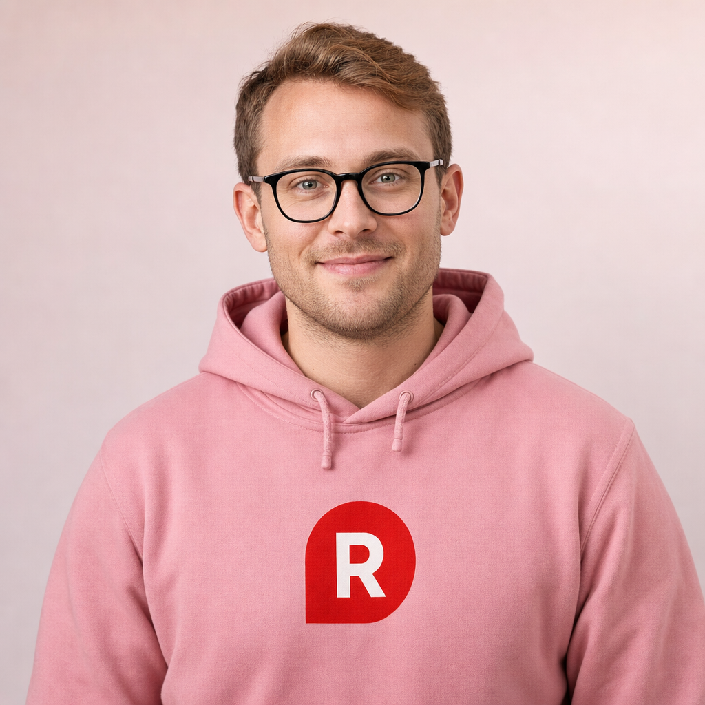 Kollega i Reducero-hoodie
